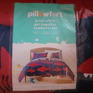 New Pillowfort bed set shark full/queen
